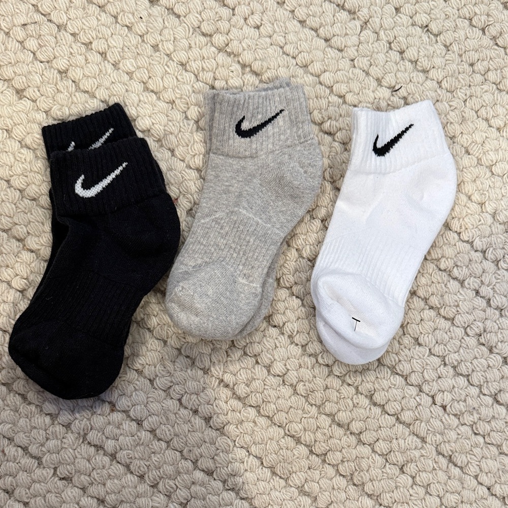 Nike Kids Athletic Ankle Socks - Black, Gray, White. Size Medium